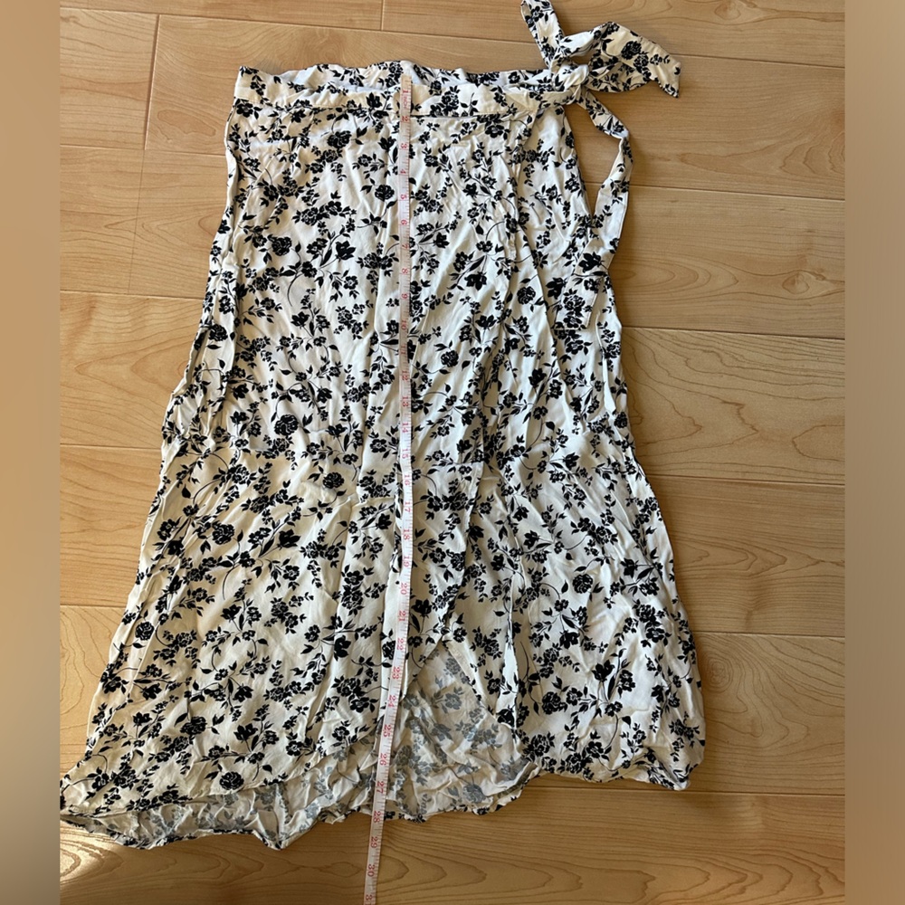๐บ 2/$20 New Look London black and white floral midi wrap skirt size 4 - Picture 7 of 8